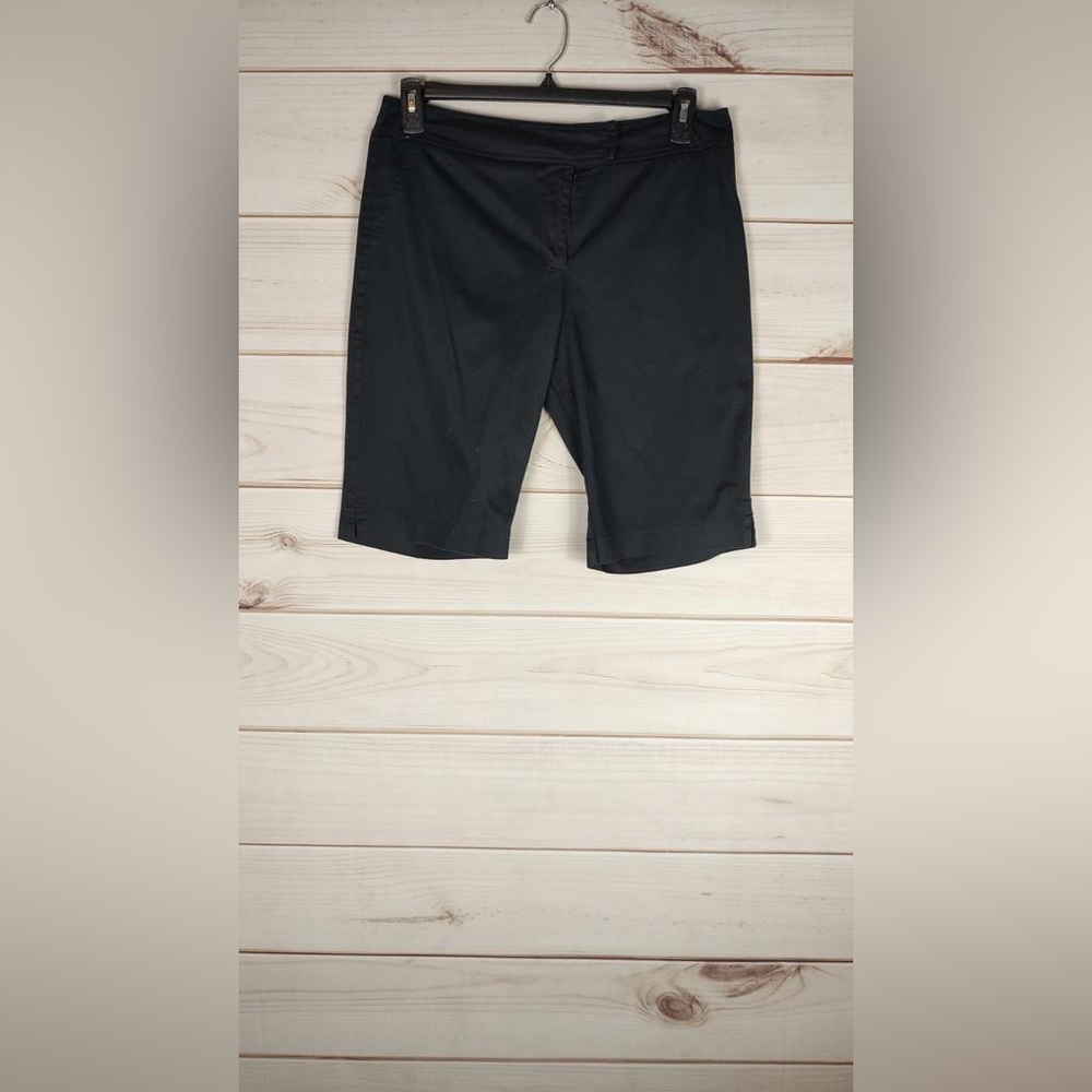 Tribella size 10 shorts women’s black bermuda flat front.